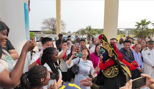 川劇變臉《蜀風(fēng)妙韻》。內(nèi)圖大學(xué)孔子學(xué)院供圖