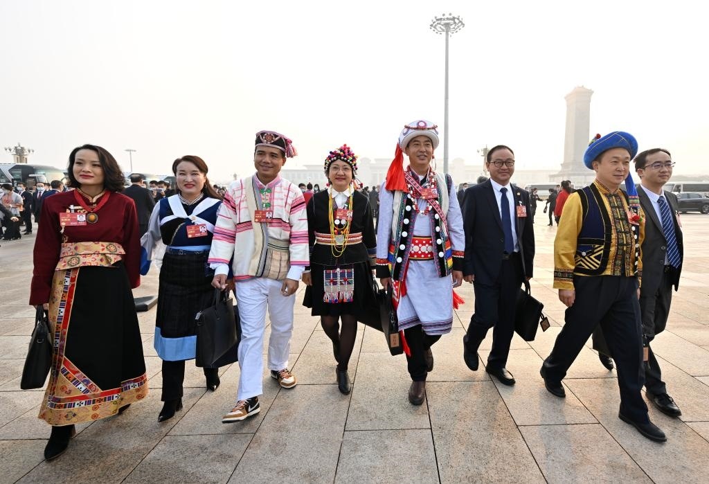 2023年3月5日，第十四屆全國人民代表大會第一次會議在北京人民大會堂開幕。這是全國人大代表走向會場。新華社記者 陳益宸 攝