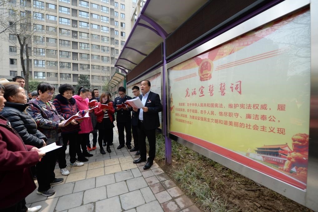 2018年3月20日，陜西寶倫律師事務(wù)所專職律師白銀濤（右一）在西安華遠(yuǎn)君城社區(qū)宣傳憲法知識。新華社記者 李一博 攝