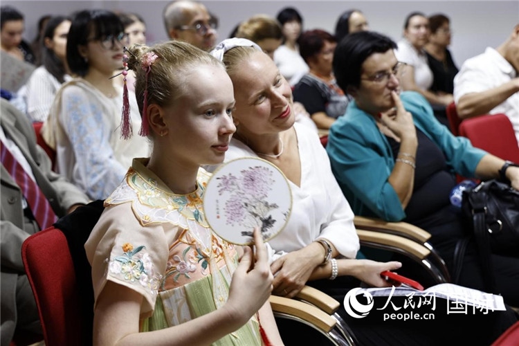 現(xiàn)在嘉賓觀看表演。傅永山攝