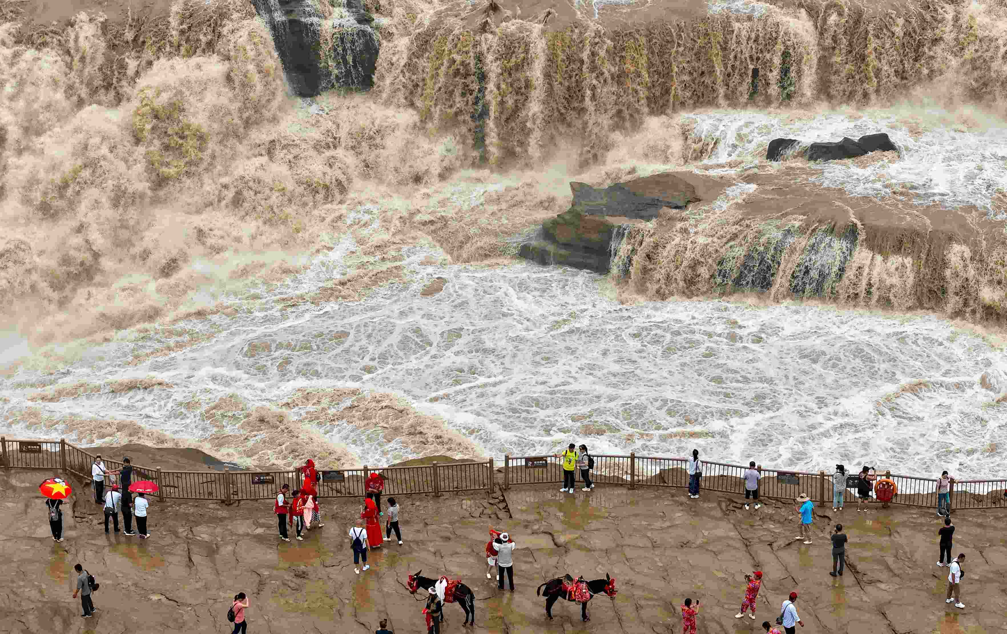 △9月9日，游客在黃河壺口瀑布景區(qū)游覽。