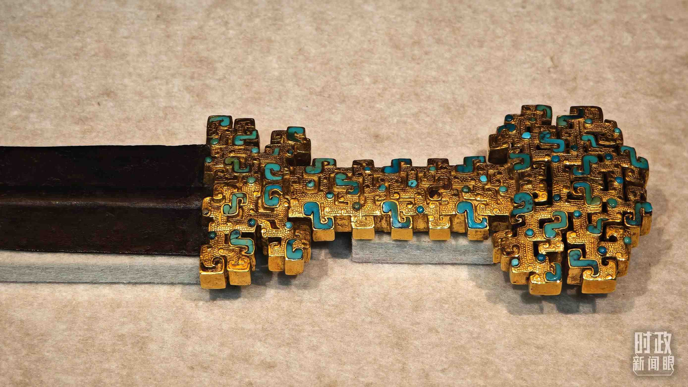 △這是1992年寶雞市益門二號墓出土的金柄鐵劍，劍柄嵌有綠松石。（總臺央視記者彭漢明拍攝）