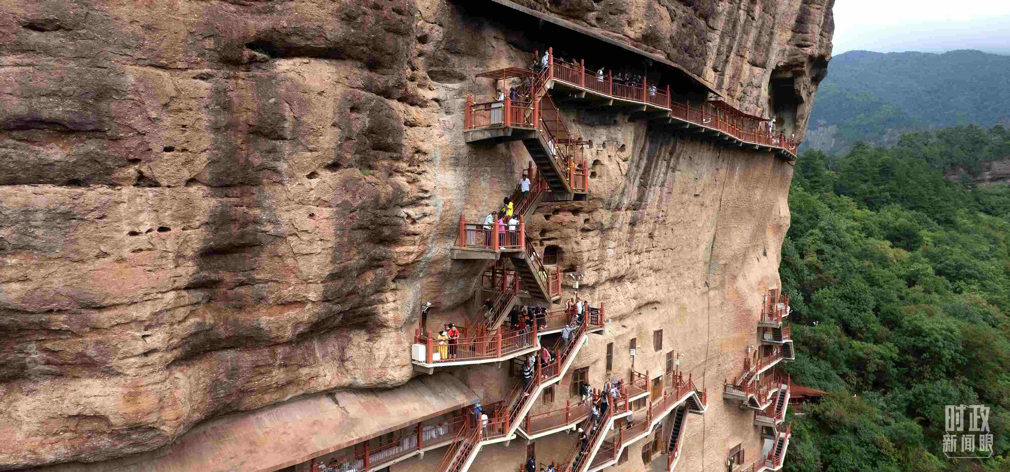 △麥積山石窟是國家5A級旅游景區(qū)，2024年上半年累計接待游客57萬人。（總臺國廣記者李晉拍攝）