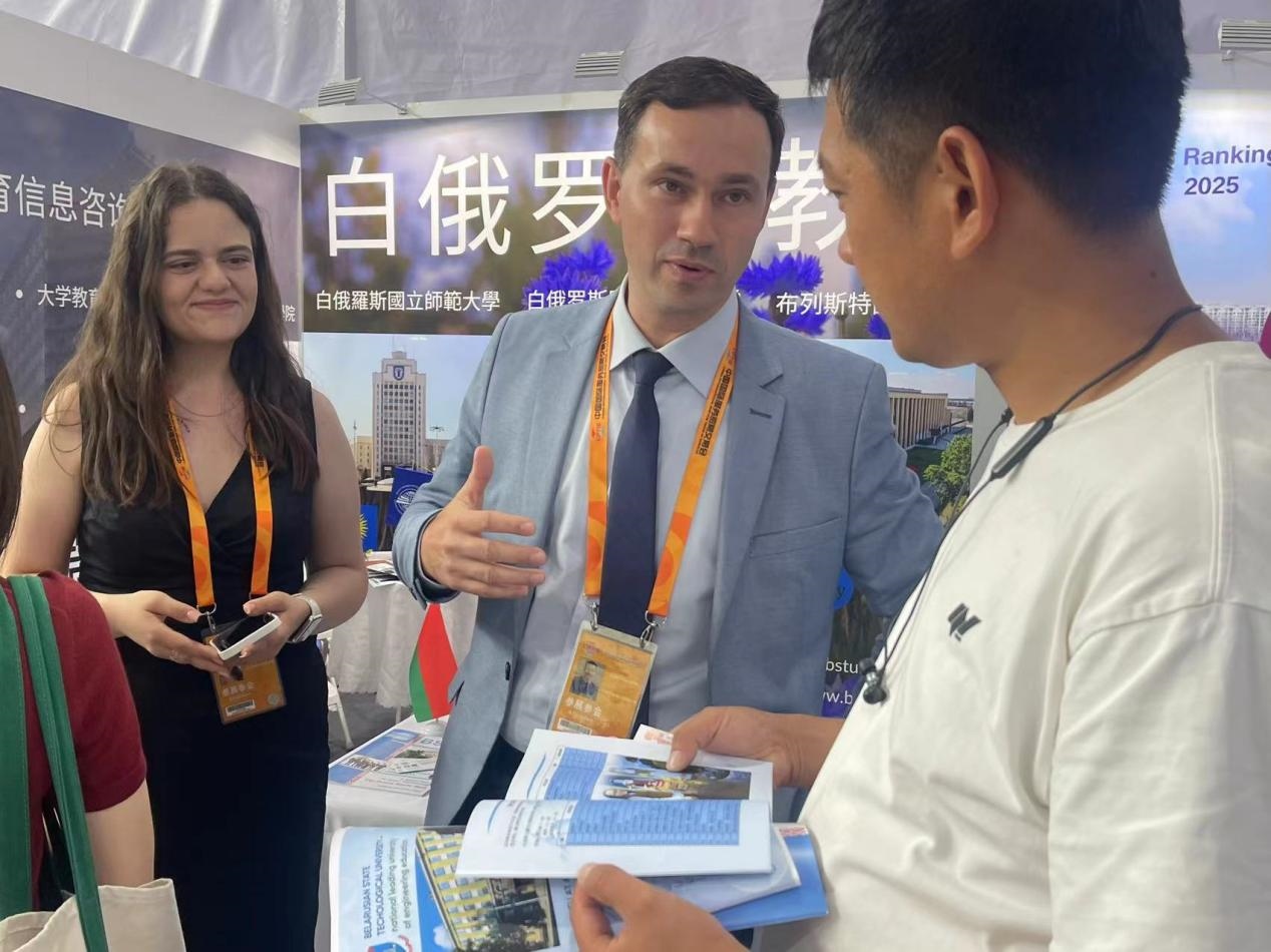 觀眾在展臺(tái)咨詢。人民網(wǎng)記者 何旭攝