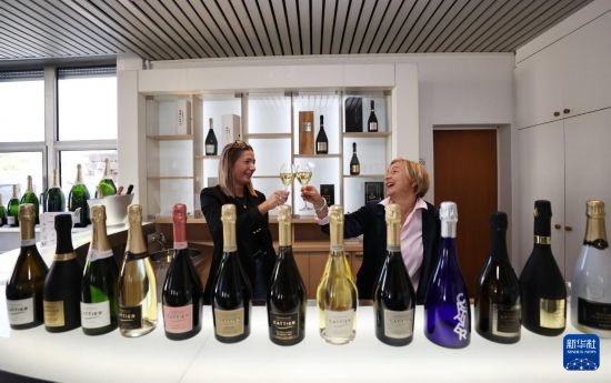 9月13日，在法國蘭斯附近的希尼萊羅斯，人們在佳醍亞總部享用香檳酒。新華社記者 高靜 攝