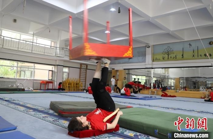 9月13日，美國(guó)雜技學(xué)員杰克正在中國(guó)“雜技之鄉(xiāng)”吳橋練習(xí)“蹬技”。 馬天龍 攝