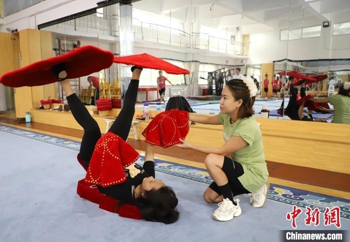 9月13日，來(lái)自老撾的紅姆(右)指導(dǎo)學(xué)員雜技動(dòng)作。 馬天龍 攝