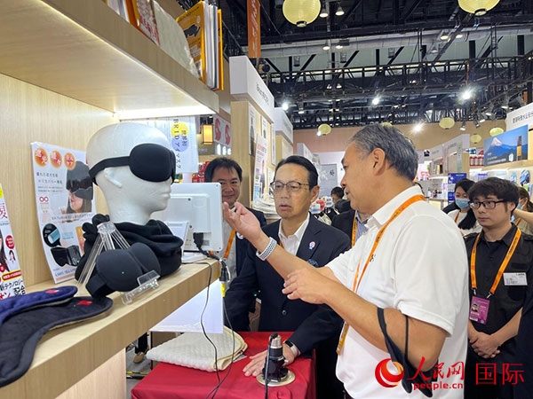 日本駐華大使金杉憲治（左二）參觀2024年服貿(mào)會(huì)日本館。人民網(wǎng)記者 盛楚宜攝