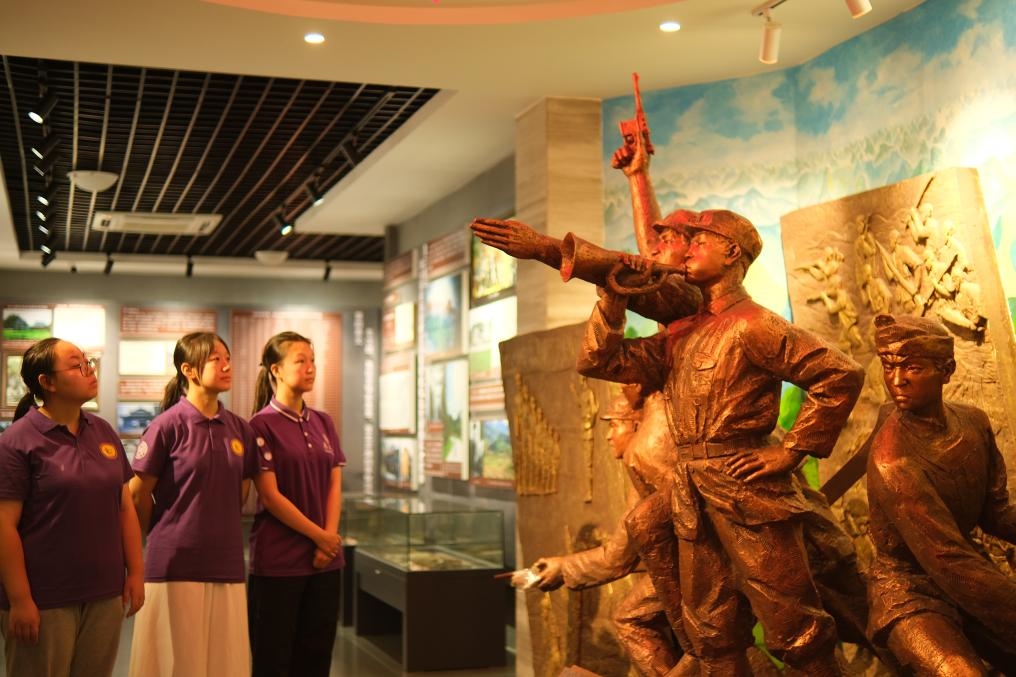 7月26日，南開大學(xué)實(shí)踐隊(duì)在環(huán)江革命陳列館了解毛南族人民在黨的領(lǐng)導(dǎo)下進(jìn)行革命斗爭(zhēng)的歷程。（受訪者供圖）