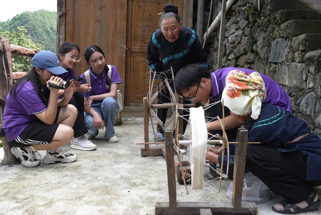 南開大學(xué)師生在貴州省雷山縣南猛村了解鄉(xiāng)村振興成就。（受訪者供圖）
