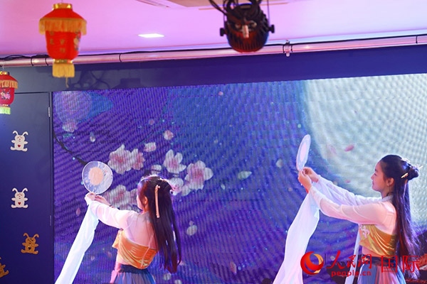 巴西華僑華人表演舞蹈《千里共嬋娟》。人民網記者 陳海琪攝