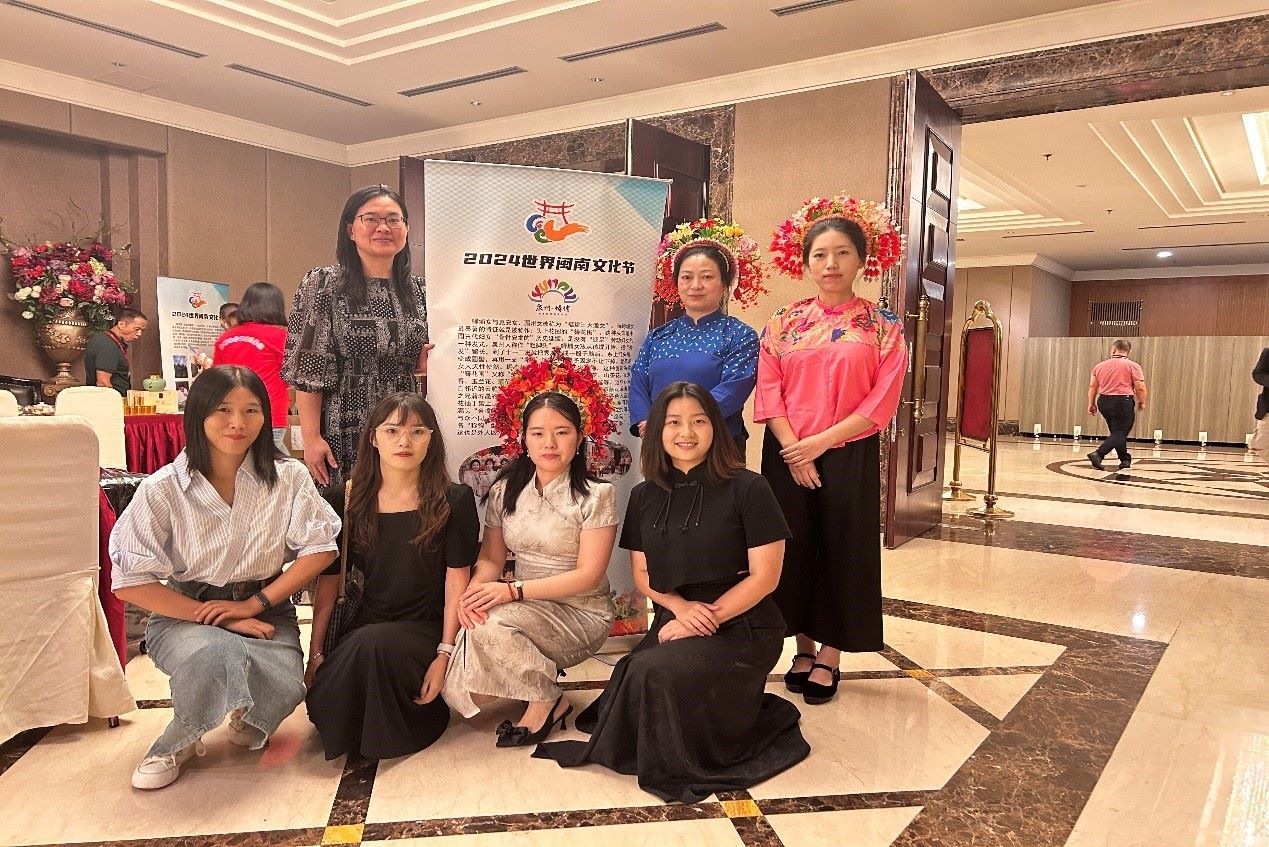 阿拉扎大學(xué)孔子學(xué)院老師和簪花圍傳承人合影。阿拉扎大學(xué)孔子學(xué)院供圖