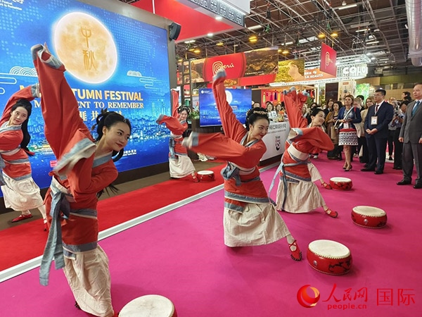 “你好！中國”展臺開幕式上的中國傳統(tǒng)舞蹈表演。人民網(wǎng)記者 尚凱元攝