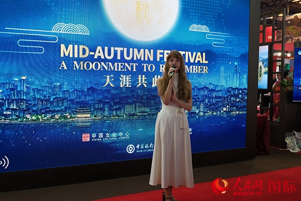 開幕式上，法國女歌手演唱中文歌曲《但愿人長久》。人民網(wǎng)記者 尚凱元攝