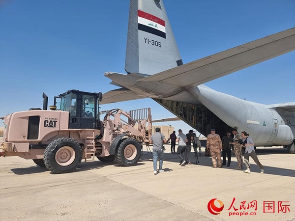 圖為伊拉克正在裝運救援物資。人民網 伊納斯攝