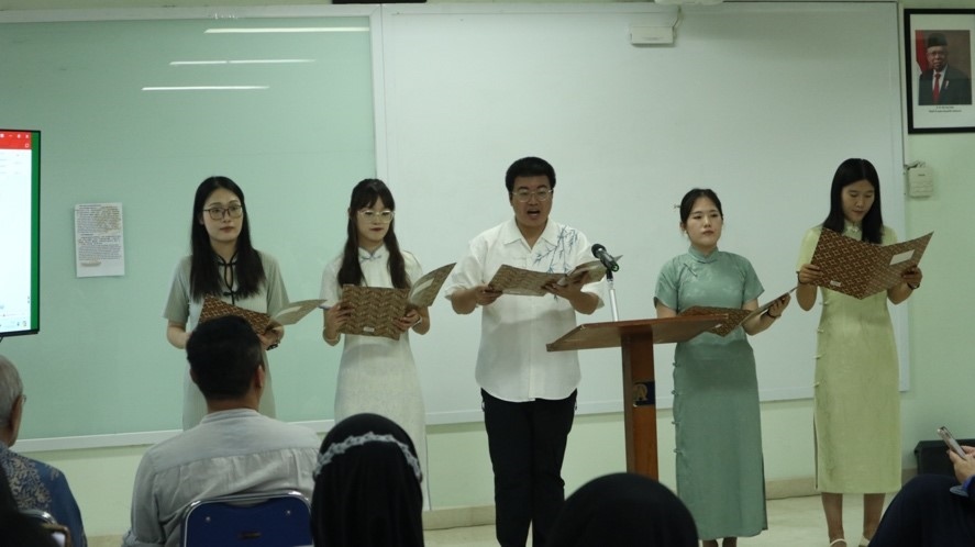 阿拉扎大學(xué)孔子學(xué)院志愿者教師表演詩朗誦?；顒又鬓k方供圖