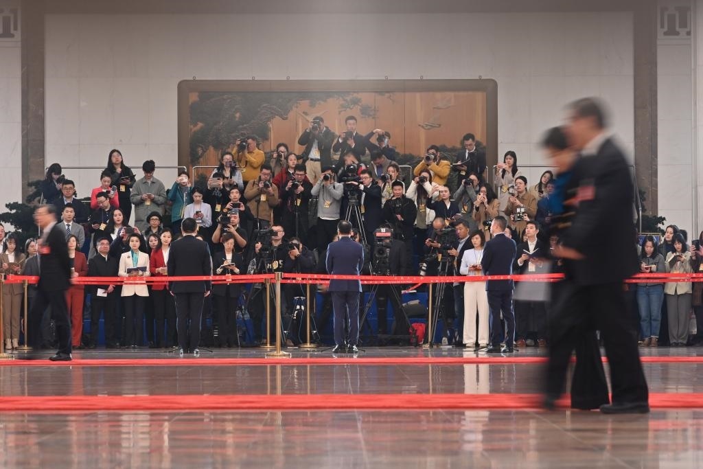 2024年3月10日，全國政協(xié)十四屆二次會議第三場“委員通道”集體采訪活動在北京人民大會堂舉行。新華社記者 宋為偉 攝