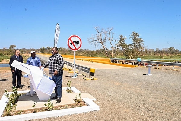莫桑比克總統(tǒng)菲利佩·雅辛托·紐西（右）出席大橋通車儀式。中國(guó)電建供圖