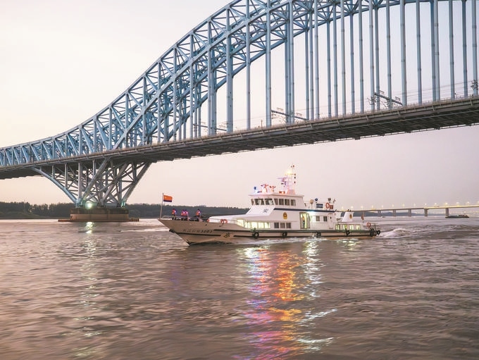 8月12日，長江航運公安局南京分局組織民警輔警駕乘警用巡邏船在轄區(qū)水域開展巡邏檢查。江寧攝