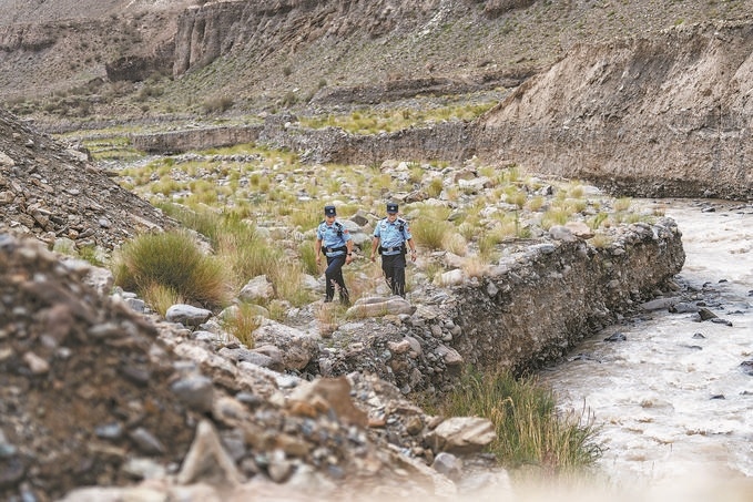 7月19日，新疆邊檢總站克州邊境管理支隊康蘇邊境檢查站民警輔警來到轄區(qū)烏恰縣康蘇水庫開展巡邏。明懿攝