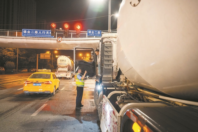 7月25日，陜西省西安市公安局交警支隊開展全市中重型貨車及面包車違法異地互查整治行動。孫崇明攝