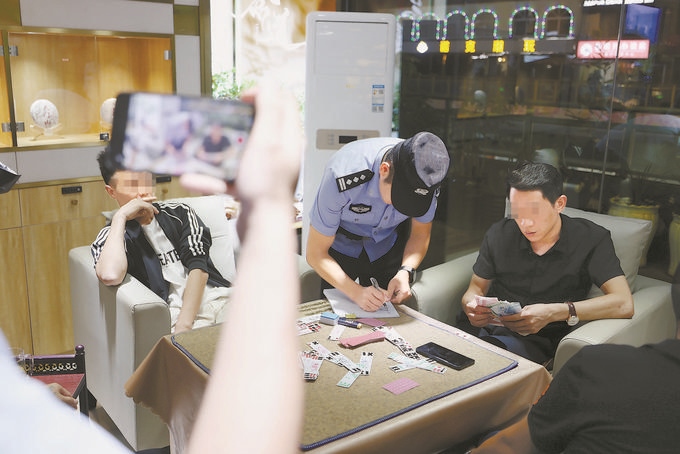 9月7日，云南省昆明市公安機關(guān)對棋牌室開展檢查。