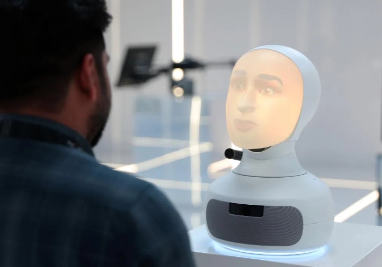 2024年9月12日，在沙特阿拉伯首都利雅得舉行的第三屆全球人工智能峰會(huì)上，一名參會(huì)者與“對(duì)話機(jī)器人”交流。新華社記者 王東震 攝