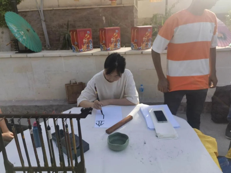 開(kāi)羅文化中心漢語(yǔ)教師表演中國(guó)書(shū)法。開(kāi)羅中國(guó)文化中心供圖