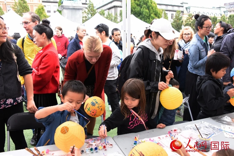 小朋友參加燈籠繪畫體驗。人民網(wǎng)記者 殷淼攝