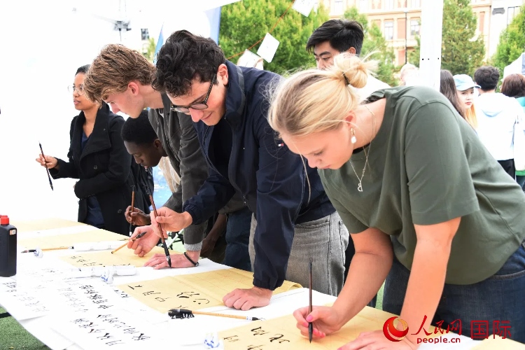 體驗中國書法。人民網(wǎng)記者 殷淼攝