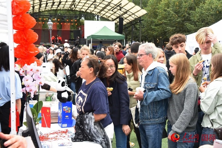 斯德哥爾摩中秋游園會。人民網(wǎng)記者 殷淼