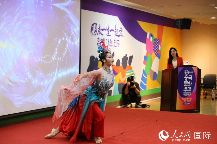 中國演員在中國文化周開幕式上表演舞蹈。人民網記者 莽九晨攝