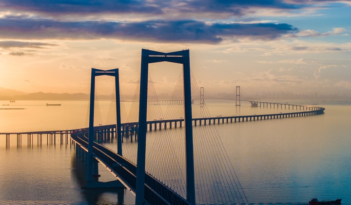 2024年6月27日，沐浴在晨曦中的深中通道（無(wú)人機(jī)照片）。新華社記者毛思倩 攝