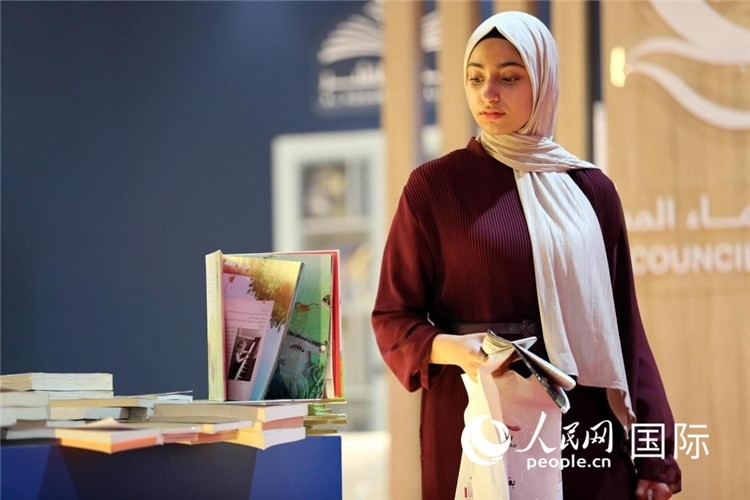 一名女性走過展臺。人民網(wǎng) 奧馬爾·哈利勒攝