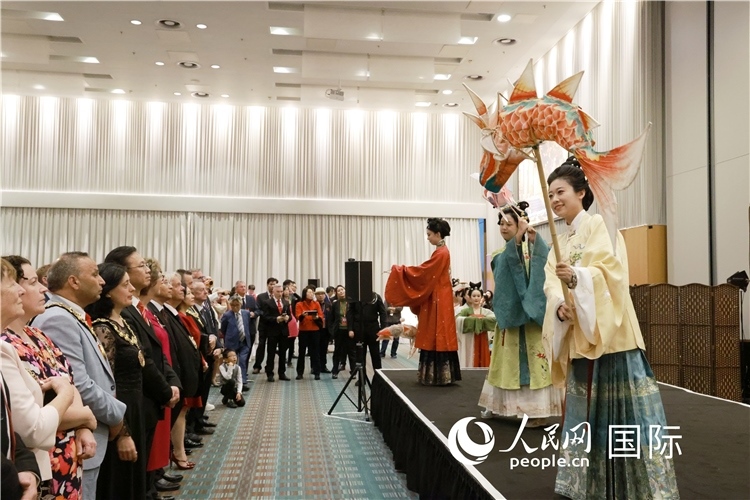 2、留學(xué)生表演了漢服展示《絲路霓裳》。邢雪攝