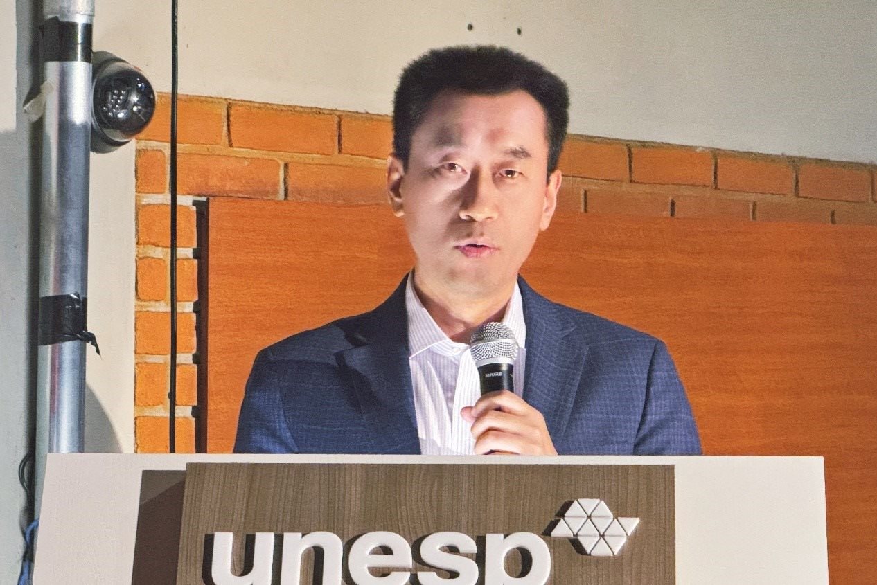 中國駐圣保羅總領(lǐng)事館副總領(lǐng)事田玉震在活動中致辭。圣保羅州立大學(xué)孔子學(xué)院供圖