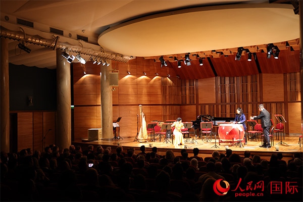 中國歌劇舞劇院的音樂家表演京劇曲牌《夜深沉》。人民網(wǎng)記者 禹麗敏攝