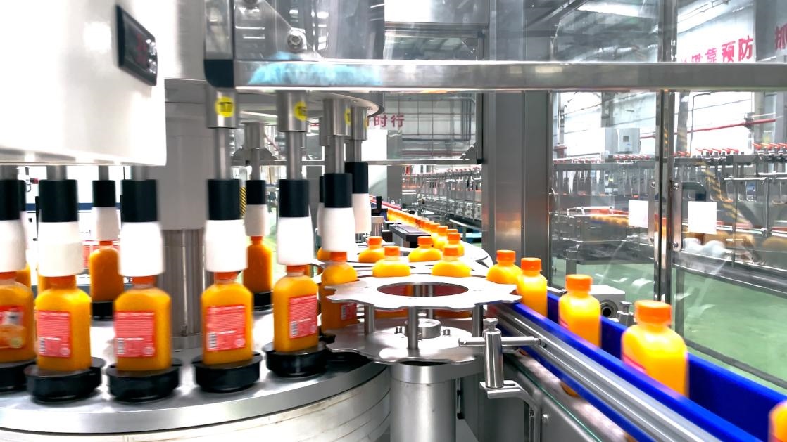 一輕食品（丹江口）產(chǎn)業(yè)園內(nèi)的桔汁飲料生產(chǎn)線。 受訪者供圖