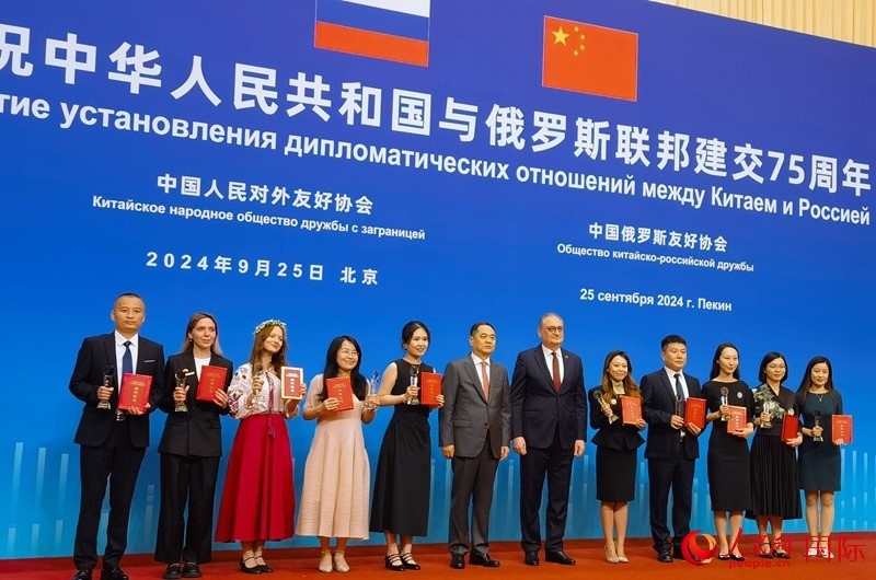 楊萬明會長和莫爾古洛夫大使為10位中俄青年友好微視頻創(chuàng)意大賽獲獎代表頒獎。人民網記者 李明琪攝