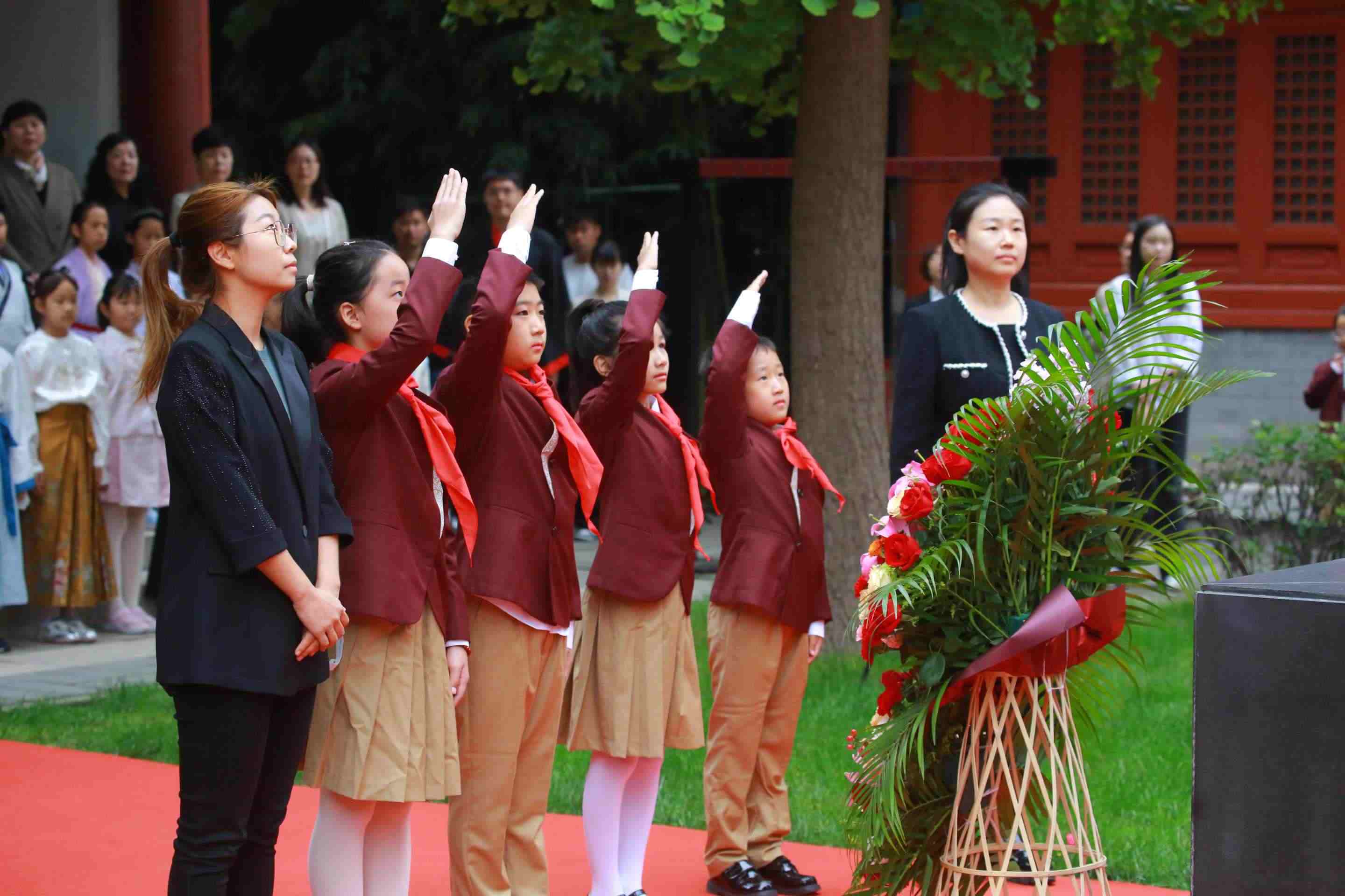 少先隊(duì)員敬獻(xiàn)花籃。校方供圖