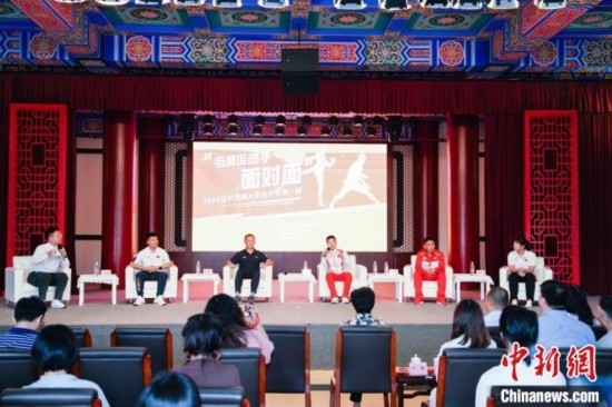 吳愉、王德新、沈?qū)W軍、江海東、朱曉蕾與在座同學(xué)們分享個(gè)人的體育故事與成長感悟。上海市港澳辦供圖