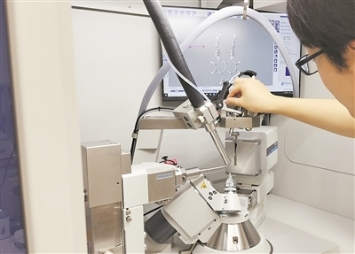 科研人員使用X射線衍射儀研究σ鍵。圖片來(lái)源：日本北海道大學(xué)