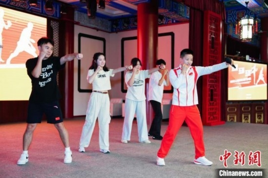 巴黎奧運(yùn)會(huì)拳擊冠軍吳愉現(xiàn)場(chǎng)教學(xué)。上海市港澳辦供圖