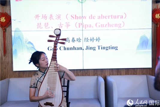 孔子學(xué)院教師在活動(dòng)現(xiàn)場(chǎng)彈奏琵琶。人民網(wǎng)記者 陳海琪攝