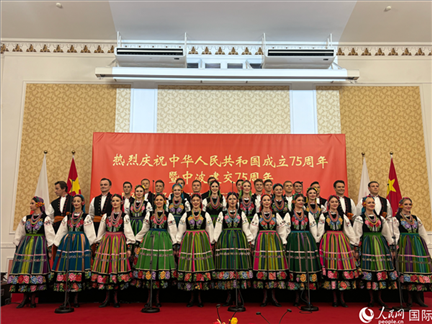 波蘭馬佐夫舍歌舞團(tuán)現(xiàn)場(chǎng)演出。人民網(wǎng)記者 禹麗敏攝