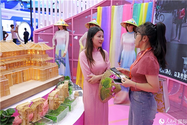 參觀者在東博會(huì)越南展區(qū)同工作人員咨詢交談。人民網(wǎng)記者 趙益普攝