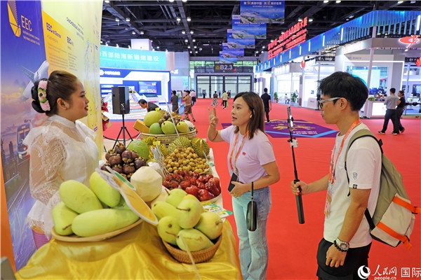 在東博會(huì)泰國展區(qū)，參觀者在向泰方工作人員了解泰國水果情況。人民網(wǎng)記者趙益普攝