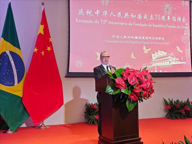 巴西外交部駐東北部地區(qū)辦公室主任德寶拉大使在招待會上致辭。 中國駐累西腓總領(lǐng)館供圖