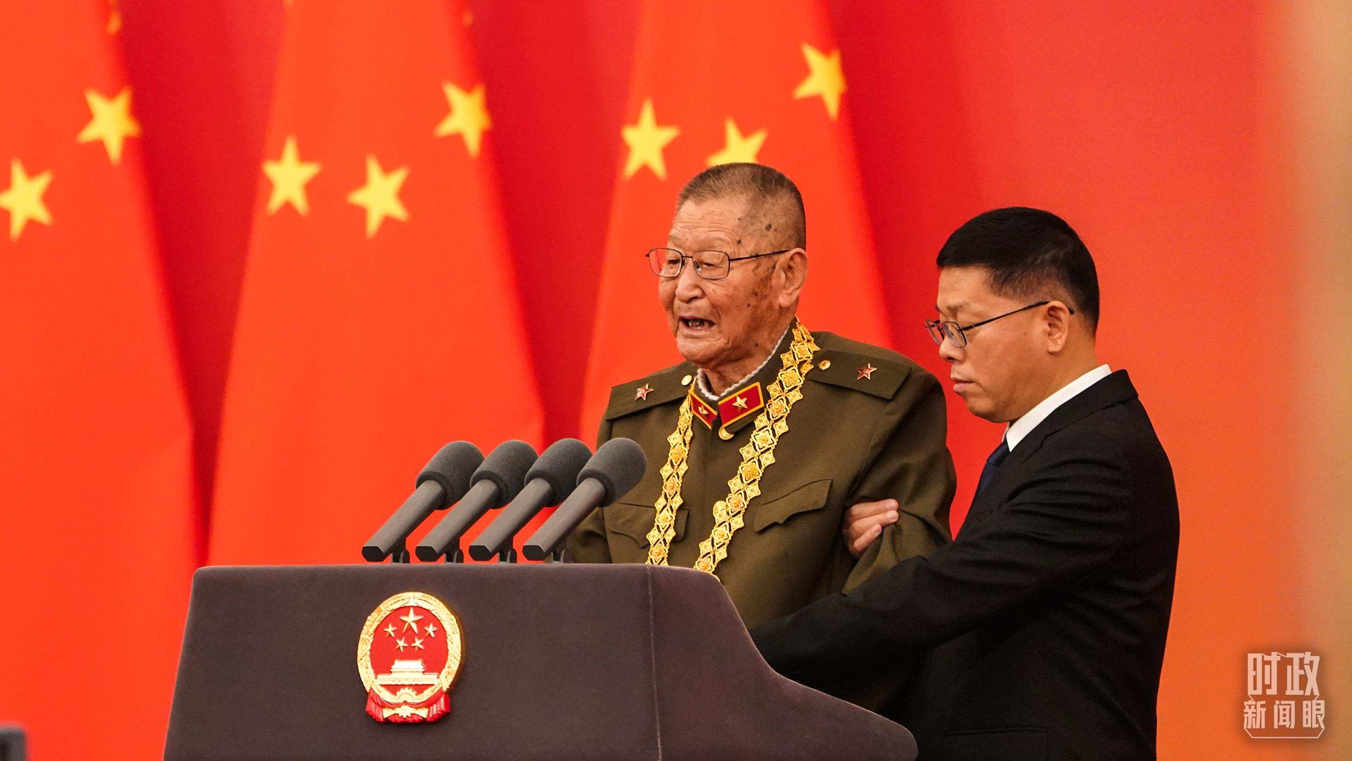 “共和國勛章”獲得者黃宗德在頒授儀式上發(fā)言。（總臺記者李晉拍攝）