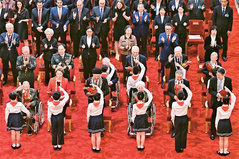 2024年9月29日，中華人民共和國(guó)國(guó)家勛章和國(guó)家榮譽(yù)稱號(hào)頒授儀式在北京人民大會(huì)堂隆重舉行。圖為少先隊(duì)員向國(guó)家勛章和國(guó)家榮譽(yù)稱號(hào)獲得者敬禮致意。 新華社記者 岳月偉/攝